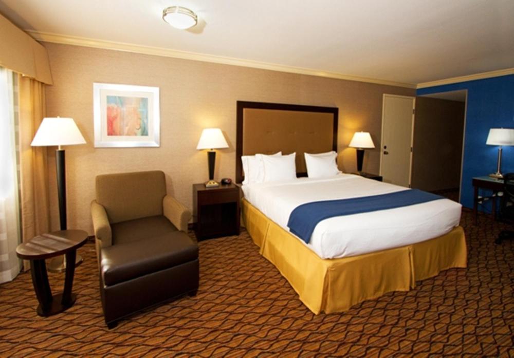 King Suite with Hearing Accessible Tub - Non-Smoking interior